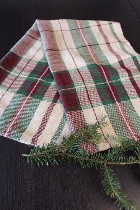 Weaving Plaid Pattern, Rigid Heddle Table Runner, Christmas Weaving Patterns, Weaving Christmas, Weaving Towels, Branch Weaving, Handwoven Towels, Rigid Heddle Weaving Projects, Weaving Patterns Loom