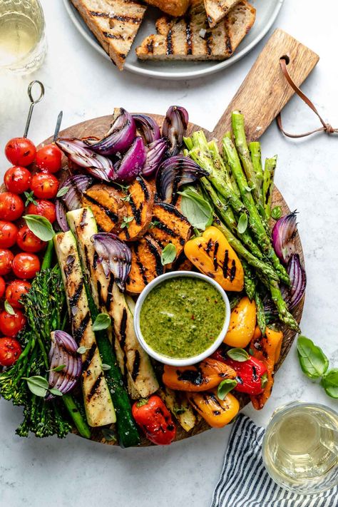 This Easy Grilled Vegetable Platter with Chimichurri is summer on a plate! Serve your favorite grilled veggies (asparagus! bell peppers! broccolini! sweet potato! tomatoes! zucchini!) with a zippy homemade chimichurri to add extra vegetables to any summer dinner. This grilled veggie platter is the perfect appetizer or side dish for summer entertaining! Naturally vegetarian, vegan, & dairy-free. #grilledvegetables #grilledvegetableplatter #grilledveggieplatter #grilledveggieplatterideas Grill Basket, Vegan Grilling, Vegetable Platter, Summer Veggies, Grilled Eggplant, How To Cook Asparagus, Cooling Rack, Clear Eyes, Grilled Veggies