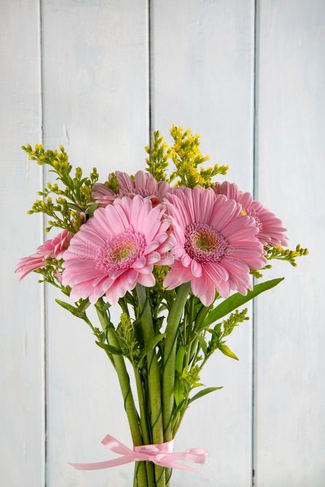 Pink Bouquet Flowers, Gerbera Bouquet, Heart Bouquet, Pink Gerbera, Retail Design Display, Luxury Flowers, Wooden Background, Design Display, Display Ideas