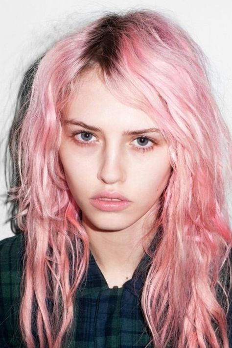 Pastel pink hair with dark roots Pastel Pink Hair Dye, Dark Lipstick Colors, Pastel Lips, Pink Hair Dye, Pastel Pink Hair, Terry Richardson, Super Hair, Hair Color Pink, Trendy Hair Color