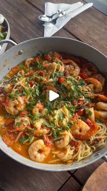 Prawn Pasta Recipe, Pasta With Seafood, Garlic Prawn Pasta, Food Shrimp, Prawn Pasta, Pasta Seafood, Chicken Dumplings Recipe, Raw Prawns, Italian Spaghetti