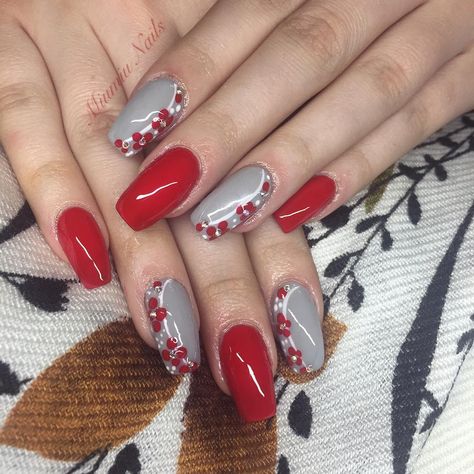 Red n grey nails with flower design :) #acrylic #prettynails #beauty #fashionnails #nailstyle #newnails #flower #rednails #nailslove… Gray And Red Nails, Grey Nail Art, Grey Nails, Grey Nail Designs, Best Nails, May Nails, Popular Nail Designs, Flower Nail Designs, Gray Nails