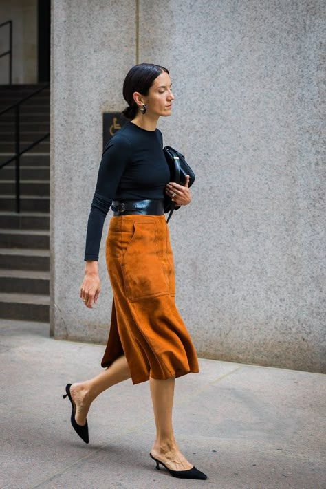 Street Style New York Fashion Week Spring 2018 | POPSUGAR Fashion Orange Skirt, Elegante Casual, Looks Street Style, Street Style Trends, Street Fashion Photography, Business Outfit, Street Style Inspiration, Looks Chic, Fall Street Style