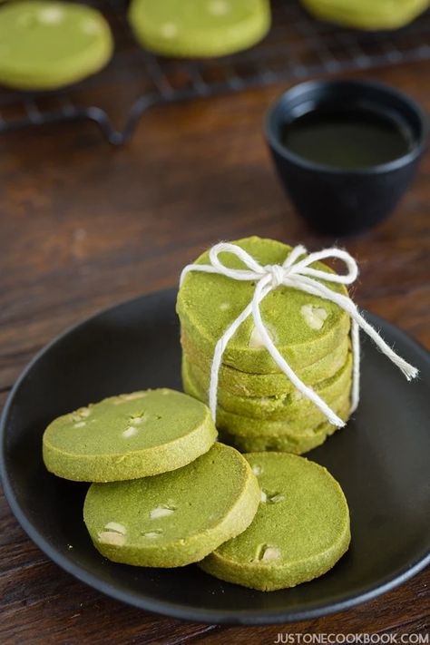 Green Tea Cookies (抹茶クッキー) - Enjoy your afternoon tea with these buttery, crispy Green Tea Cookies with Matcha powder. The unique flavor of matcha in the cookies is surprisingly delightful! #dessert #Matcharecipe #asianrecipes #cookierecipes | Easy Japanese Recipes at JustOneCookbook.com Baking Chocolate Chip Cookies, Green Tea Cookies, Japanese Dessert Recipes, Chocolate No Bake Cookies, Super Cookies, Matcha Cookies, Easy Japanese Recipes, Holiday Cookie Exchange, Matcha Recipe