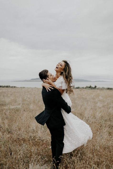 Bride And Groom Kissing, Wedding Picture Poses, Wedding Scene, Wedding Photos Poses, Groom Photo, Foto Poses, Photo Couple, Wedding Photography Poses, Junebug Weddings