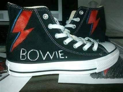 David Bowie Shoes, Converse Doodles, Bowie Fashion, David Bowie Fashion, David Bowie Art, Bowie Art, Prom Shoe, Smart Boy, 70s Inspired Fashion