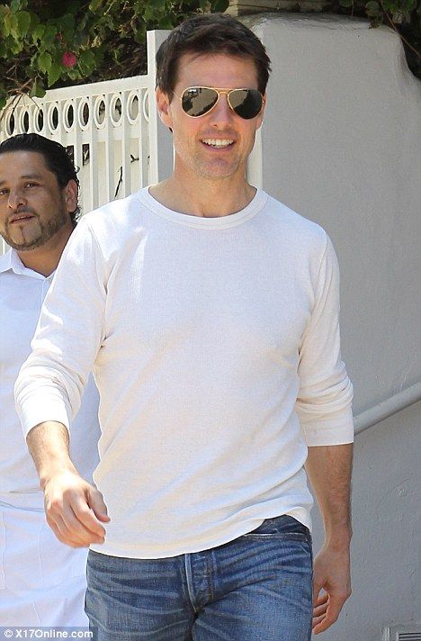 Tom Cruise Hot, Tom Cruise Movies, Toms Shoes Outlet, Logan Lerman, Cruise Outfits, Celebrity Travel, Celebrity Dads, Best Outfits, Amanda Seyfried