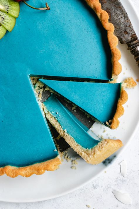 Blue Pie, Spirulina Recipes, Breakfast Tart, Lime Tart, Blue Spirulina, Vanilla Bean Powder, Vegan White Chocolate, Granola Breakfast, Blue Desserts