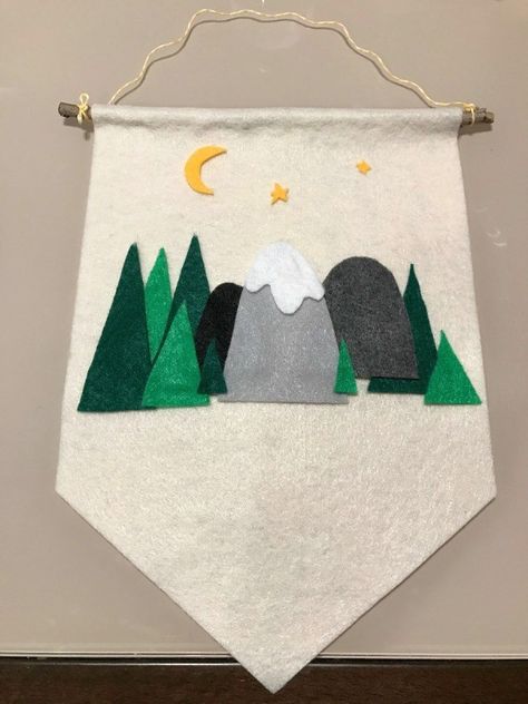 Using the theme of your choice, you can make a cute felt pennant for your child's room. This is a guide about how to make a pennant flag for a kid's room. Camp Flags Diy, How To Make Felt Pennants, Camp Pennant Flags, Camp Flag Ideas, Diy Felt Banner, Diy Flag Banner, Diy Pennant, Room Flags, Coronation Party