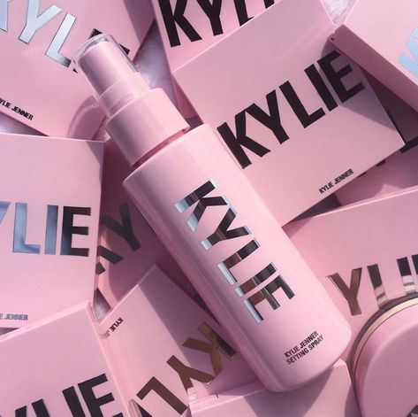 Kylie Cosmetics Products, Donation Wedding Favors, Kylie Jenner Eye Makeup, Kyle Cosmetics, Fancy Cosmetics, Kylie Makeup, Inexpensive Wedding Favors, Kyle Jenner, Lipgloss Lips