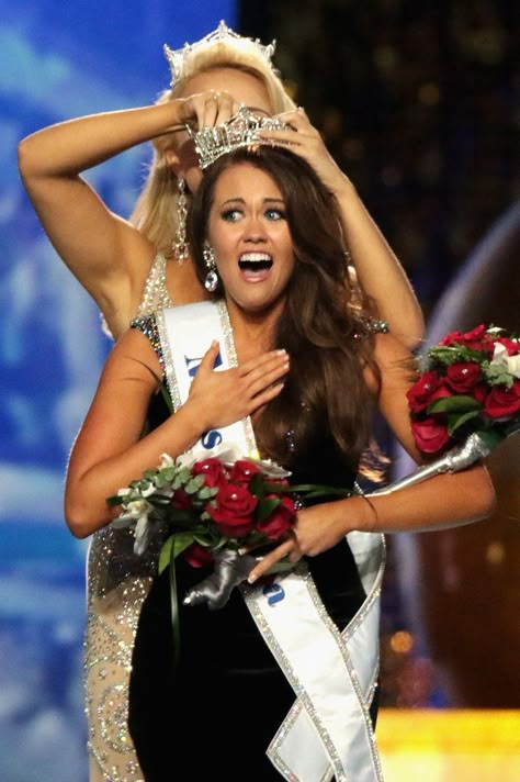 Pageant Aesthetic, Pageant Pictures, America Landscape, Gretchen Carlson, Pageant Winner, Pageant Photography, Pageant Tips, Popular Yoga Poses, America Aesthetic