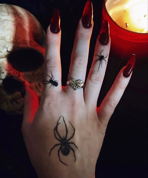 Black Widow Tattoo, Hand Tatto, Vampire Tattoo, Artsy Tattoos, Horror Make-up, Goth Tattoo, Scorpio Tattoo, Hand Tats, Spooky Tattoos