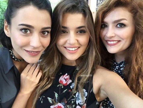 #besties4life #asklaftananlamaz The Americans Tv Show, Murat And Hayat Pics, Bff Pfp Matching Aesthetic, Hayat And Murat, Ponytail Girl, Disney Inspired Fashion, Turkish Actress, Selena Gomez Style, Turkish Women Beautiful