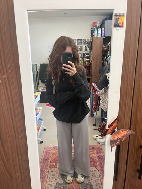 Sweater, sweatpants, converse, fall, winter Sweater And Sweatpants Outfits, Converse And Sweatpants, Sweater Sweatpants, Converse Outfit, Sweatpants Outfits, Outfits With Converse, Fall Winter Outfits, Winter Outfit, Fall Outfit