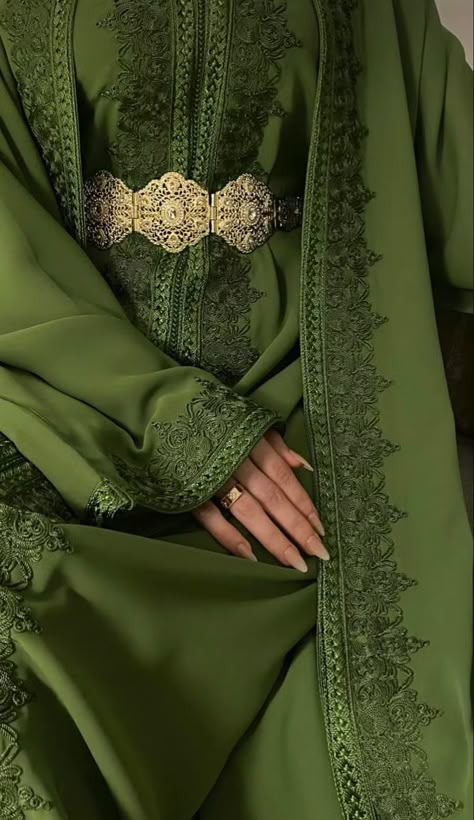 Moroccan takshita in green Caftan Simple, Morrocan Fashion, Moroccan Kaftan Dress, Moroccan Bride, Algerian Clothing, Moroccan Clothing, Moroccan Fashion, Moroccan Dress, Moroccan Caftan