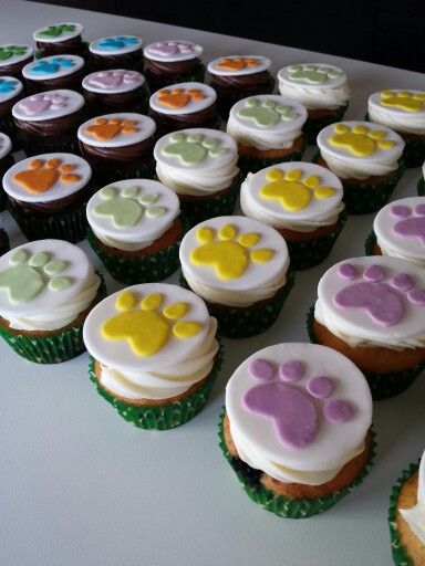 Cupcakes Dog Theme, Dog Party Cupcakes, Dog Themed Desserts, Dog Cupcakes For Kids, Fundraiser Desserts, Dog Themed Cupcakes, School Birthday Treats, Valentine Cakes, Dog Themed Birthday Party