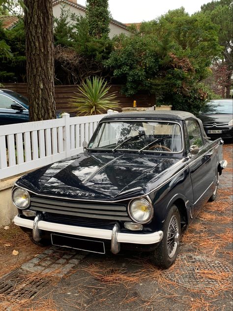 Classic Vintage Aesthetic, Triumph Herald, Triumph Cars, Cars Classic, Aesthetic Black, British Cars, Vintage Portraits, Vintage Aesthetic, Classic Vintage