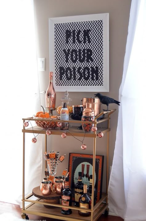 Whiskey Hot Chocolate, Halloween Bar Cart, Table Halloween, Halloween Bar, Hallowen Ideas, Casa Halloween, Halloween Fest, Halloween Chocolate, Halloween Tattoo