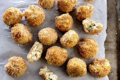 These tasty little fried ricotta balls would make a fabulous party appetiser. Fried Ricotta Balls, Ricotta Balls Recipe, Fried Ricotta, Ricotta Balls, Mini Pie Maker, Brie Bites, Mini Bananas, Leftover Bread, Cheese Puffs