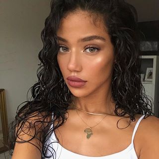 Dina Denoire (@dinadenoire) • Instagram photos and videos Wet Curls Hairstyles, Dina Denoire, Wet Look Hair, Wet And Wavy Hair, Wavy Haircuts, Natural Wavy Hair, Haircuts For Wavy Hair, Short Wavy Hair, Long Wavy Hair