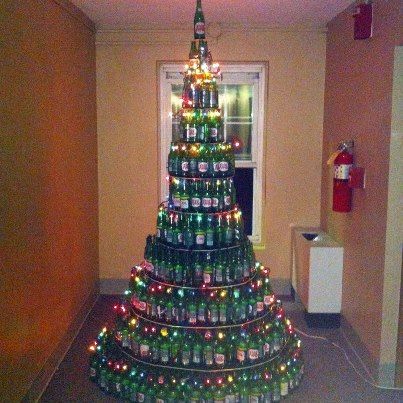 What is Christmas w/o an Ale-8-One Tree? Bottle Christmas Tree, Crismas Tree, American Funny Videos, Christmas Beer, Funny Dresses, Funny Dog Photos, Funny Pictures For Kids, Gift Drawing, Office Christmas