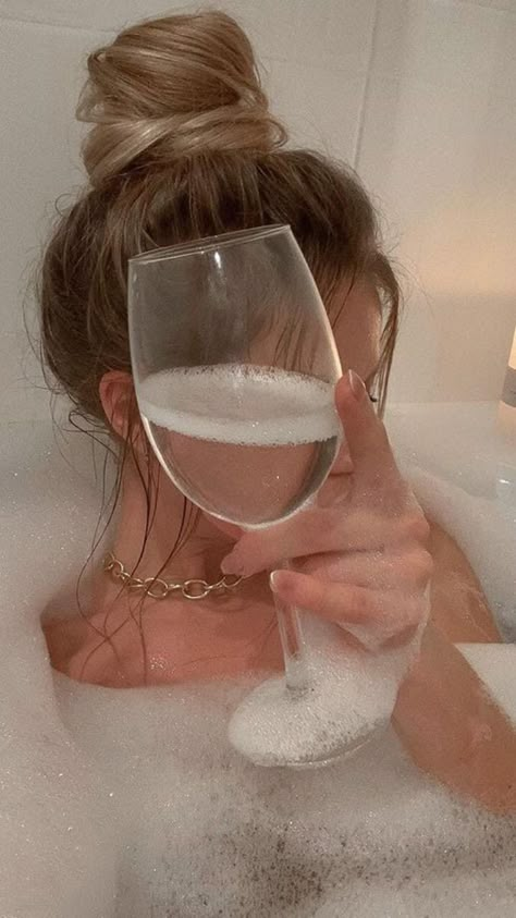 Aesthetic Selfie Ideas Instagram, Aesthetic Selfie Ideas, Bathtub Photography, Aphrodite Aesthetic, Blonde Aesthetic, Aesthetic Selfie, Aesthetic Grunge Outfit, Face Aesthetic, Classy Photography