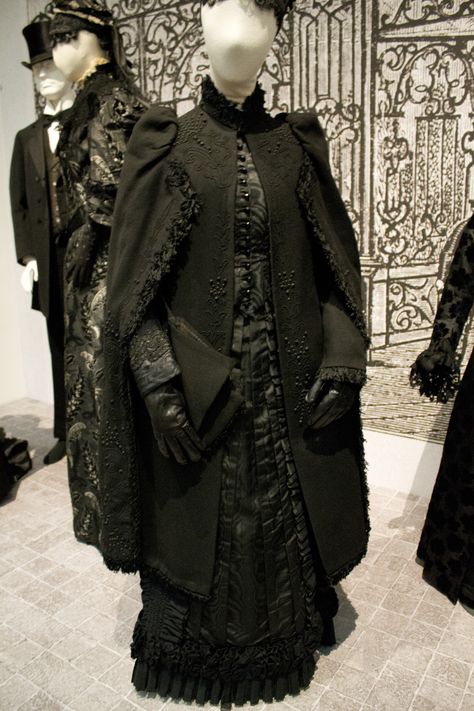 Gemeentemuseum the Hague exhibition on 19th century fashion - Evening cape ca. 1890, silk wool & beading 1890 Fashion, Victorian Cape, 1880s Fashion, Cape Designs, 19th Century Fashion, Snow Outfit, Gothic Clothes, Period Outfit, Victorian Clothing