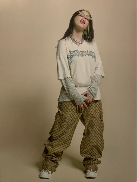 Long Sleeve Under Shirt, Billie Eilish Fashion, Billie Eilish Outfits, Baggy Shirt, Baggy Clothes, Tomboy Fashion, Looks Style, Aesthetic Outfits, Concert Outfit