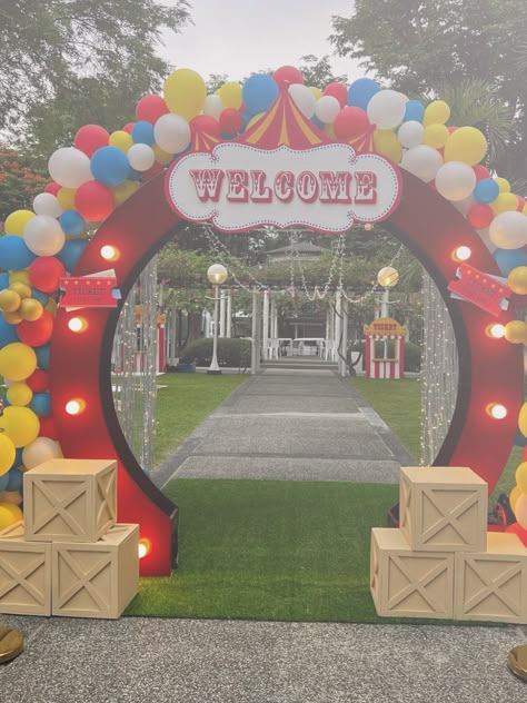 Funfair Birthday Party, Funfair Themed Birthday Party, Carnival Birthday Party Entrance, Circus Props Diy Carnival Themes, Carnival Entrance Arch, Carnival School Theme, Carnival Photo Booth Ideas, Carnival Photo Backdrop, Christmas Carnival Ideas