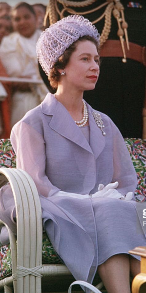 January 1961. Royal Tour to India, Queen Elizabeth II is pictured with President Prasad at a Palace Garden Party in DelhiMoins The Queen Of England, Young Queen Elizabeth, Queen Hat, Rainha Elizabeth Ii, Hm The Queen, Reine Elizabeth Ii, Prinz Harry, Royal Family England, Mode Chanel