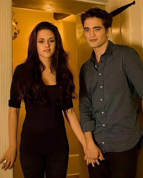 Twilight Bella And Edward, Twilight Saga Quotes, Twilight Saga Books, Twilight Outfits, Kristen And Robert, Vampire Twilight, Twilight Saga Series, Twilight Memes, Bella Cullen