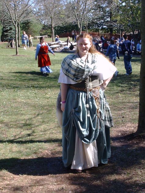 arisaid Traditional Irish Womens Clothing, Irish Traditional Clothing, Ireland Traditional Clothing, Waist Cincher Pattern, Ancient Irish Clothing, Traditional Irish Clothing Celtic Dress, Historical Irish Clothing, Celtic Outfit, Westerosi Fashion