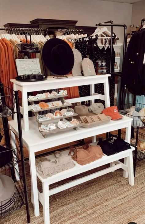 Store Set Up Ideas Display, Clothing Displays Ideas, Boutique Booths Setup, Small Boutique Store Design, Ikea Boutique Ideas, Farmhouse Boutique Displays, Small Space Boutique Display, Retail Set Up Display Ideas, Boutique Store Display Ideas