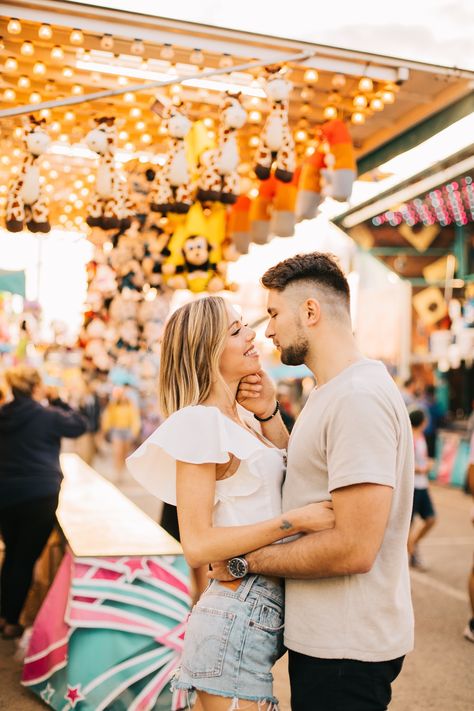 County Fair Couples Photoshoot, Couples Fair Photo Ideas, Fair Photoshoot Senior, Fair Family Photos, County Fair Aesthetic Night, County Fair Engagement Photos, Carnival Photoshoot Couple, Fun Fair Photoshoot, Fair Mini Session Photo Shoot