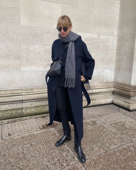 Le Fashion: 20 Stylish Coats to Shop Now Long Navy Coat Outfits, Navy Coat Outfit Winter Wear, Navy Trench Coat Outfit, Navy Coat Outfit, Mantel Outfit, Lizzy Hadfield, Navy Blue Coat, Fall Winter Coat, Chic Outerwear