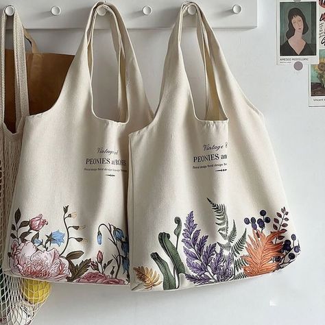 Canvas Bag Aesthetic, Hand Bags Ideas, Creative Tote Bag, Diy Tote Bag Design, Handpainted Tote Bags, Sac Tote Bag, Sacs Tote Bags, Handmade Fabric Bags, Flower Tote Bag