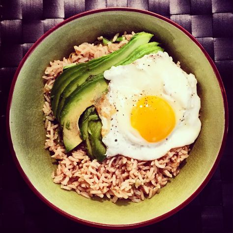 Almost lunch time and you’re looking for a healthy, quick and tasty meal? How about trying this brown rice bowl with avocado & fried egg? Brown rice is a healthier alternative to white rice as it’s higher in fiber and much more nutritional. An easy recipe from The Beginner's Cookbook blog... Brown Rice Bowl, Easy Delicious Recipes, Rice Bowl, High Fiber, White Rice, Rice Bowls, Fried Egg, Lunch Time, Healthy Alternatives