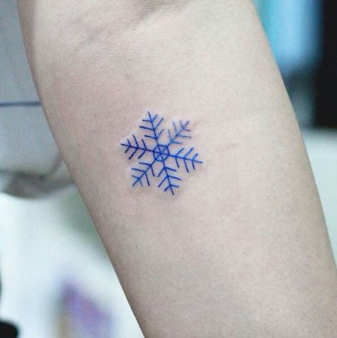 Want! Small Snowflake Tattoo, Snowflake Tattoo, Blue Ink Tattoos, Winter Tattoo, Snow Tattoo, Snow Flake Tattoo, Autumn Tattoo, Palm Tattoos, Tattoo Zeichnungen