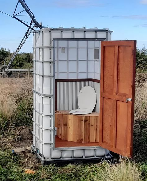 Ibc Shower Ideas, Outside Restroom Ideas, Outdoor Wc, Diy Renewable Energy, Outside Toilet, Outdoor Shower Diy, A Frame Cabin Plans, Off Grid Survival, Outdoor Bathroom Design