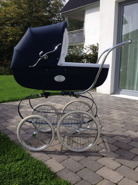 Vintage Pram, Goth Baby, Baby Life Hacks, Baby Room Inspiration, Fotografi Vintage, Baby Equipment, Pram Stroller, Baby Prams, Baby Necessities