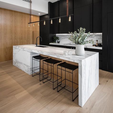 CDK Stone on Instagram: “Stunning Calacatta Marble kitchen in the Hyde Park residence designed by @gshepherdinterior . Marble installed by Ideal Stone in Adelaide 📷…” Vertical Island Kitchen, Hiasan Dalaman Dapur, Rustic Kitchen Countertops, Calacatta Marble Kitchen, Solid Surface Countertops Kitchen, Dapur Moden, Modern Kitchen Island Design, Farmhouse Kitchen Countertops, Model Dapur