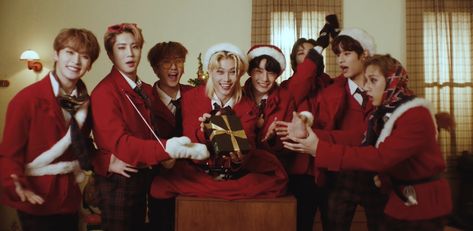 화영 on Twitter: "i just realized their gift is the noeasy albums lmaooo so cute… " Christmas Evil, Christmas Fits, Christmas Room, Han Jisung, Fan Fiction, Ji Sung, Holidays With Kids, Kids Pictures, Christmas Wallpaper