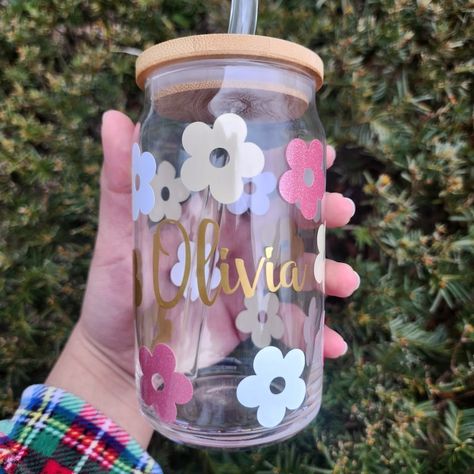 Glass Tumbler With Straw Designs, Flower Tumbler Ideas Vinyl, Glass Mugs With Vinyl Name, Coffee Cup Quotes, Glass Cups With Vinyl Flowers, Glass Cup Bamboo Lid Designs, Best Small Business Ideas, Creative Box, Painted Jars