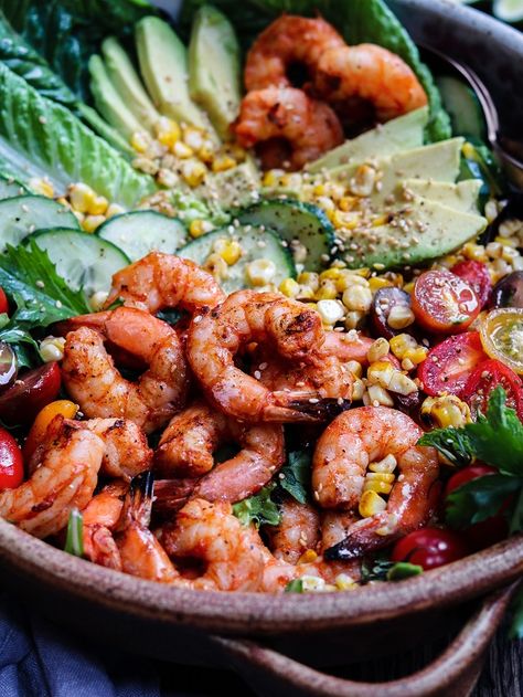 Grilled Shrimp Garden Salad w/ Sesame Lime Dressing - a delicious, summery salad loaded with fresh greens, tomatoes, corn, cucumbers and succulent shrimp! #gardensalads #summersalads #entreesalads #ketorecipes #grilledshrimp #healthydinners #quickandeasy #giveitsomethyme | giveitsomethyme.com Shrimp Side Dish, Garden Salad Recipe, Grilled Shrimp Salad, Diet Salad, Keto Salad, Bbq Pork Ribs, Pork Rib Recipes, Winter Fruit, Appetizer Ideas