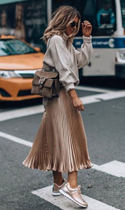 How To Wear Skirts With Sweaters This Winter 2021 Rok Midi, Rok Outfit, Stile Casual Chic, Skirt Diy, Skirt Maxi, Mode Casual, Skirt Midi, Cute Fall Outfits, Sneakers Outfit