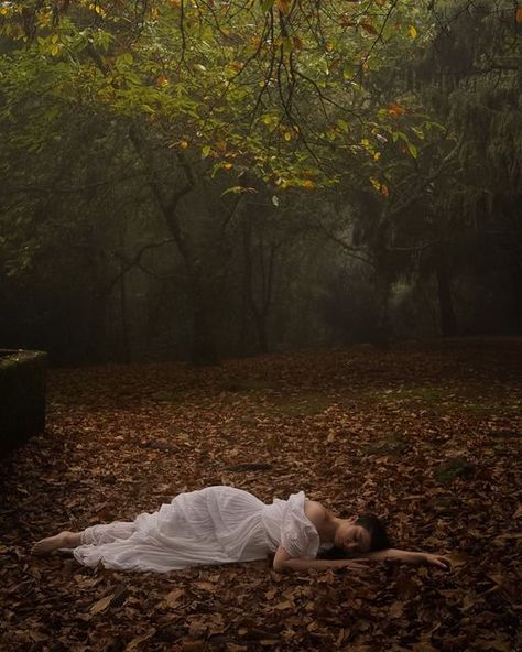 Art In The Woods, Woman Sleeping Aesthetic, Autumn Forest Photography, Sleeping Woman Drawing, Person Laying On Ground, Women In Forest, Sleeping In The Forest, Woman In Forest, Girl In Forest