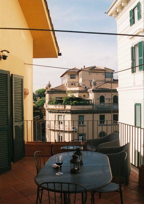 Apartment In Rome, Rome Apartment Aesthetic, Italy Aesthetic House, Roman Apartment, Room Italy, Roma Aesthetic, Rome Italy Aesthetic, Italian Apartment, Rome Trip