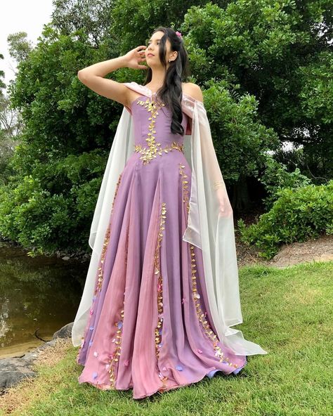 Royal Ball Gowns Princesses, Elvish Dresses Fantasy Gowns, Princess Dresses Medieval, Fantasy Princess Outfit, Fantasy Dress Fairy, Fae Aesthetic Clothes, Fantasy Princess Dress, Royal Outfits Princesses, Fantasy Person