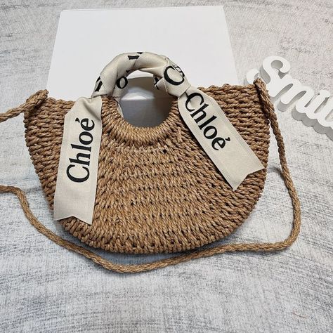 Chloe Beach Bag, Chloe Store, Straw Bag Outfit, Bag Wishlist, Hamptons Summer, Soft Life, Bag Outfit, Casual Day Outfits, Canvas Bags