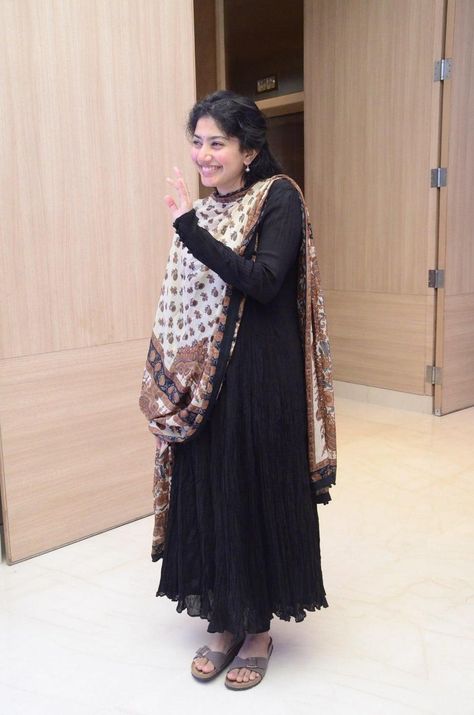 Sai pallavi in a black anrkali by Ritu Kumar for love story success meet 1 Sai Pallavi Photos, Film Love Story, Love Story Movie, Naga Chaitanya, Sai Pallavi Hd Images, Black Anarkali, Kalamkari Dresses, Simple Frock Design, Sai Pallavi